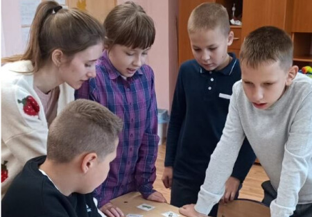 Дети у парты
